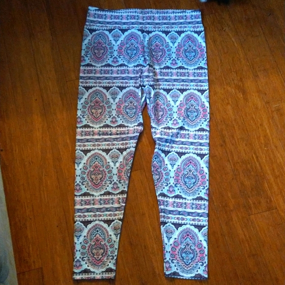 Brand New Women's Pretty Paisley Leggings 1X/3X - Picture 1 of 2